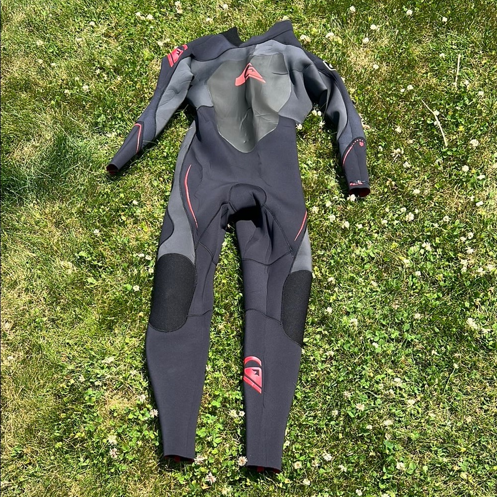 Quiksilver Black and Gray Wetsuit with Pink Details